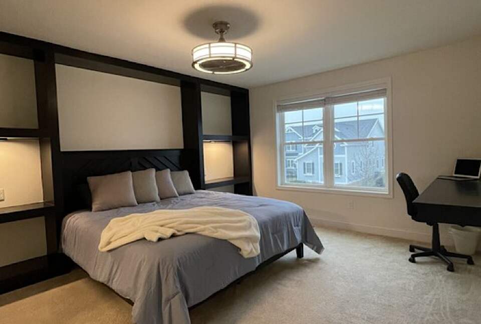 Upper level Second primary suite, king bed, ceiling fan, full bathroom