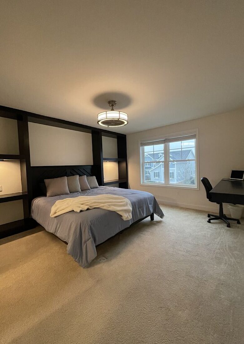 Upper level Second primary suite, king bed, ceiling fan, full bathroom