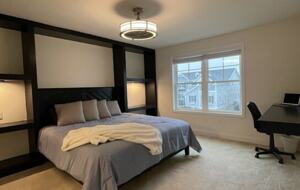 Upper level Second primary suite, king bed, ceiling fan, full bathroom