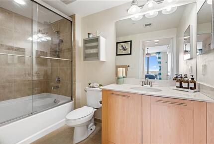 Las Olas Luxury Riverfront Retreat | Walk to Dining & Riverwalk - Fort Lauderdale, Florida