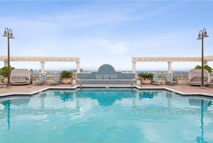 Las Olas Luxury Riverfront Retreat | Walk to Dining & Riverwalk - Fort Lauderdale, Florida