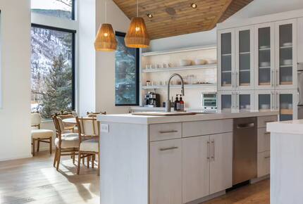 Mountain-View Lodge near Vail Village - Vail, Colorado