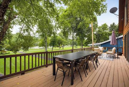 Riverfront Chalet Retreat near Harpers Ferry - Harpers Ferry, West Virginia