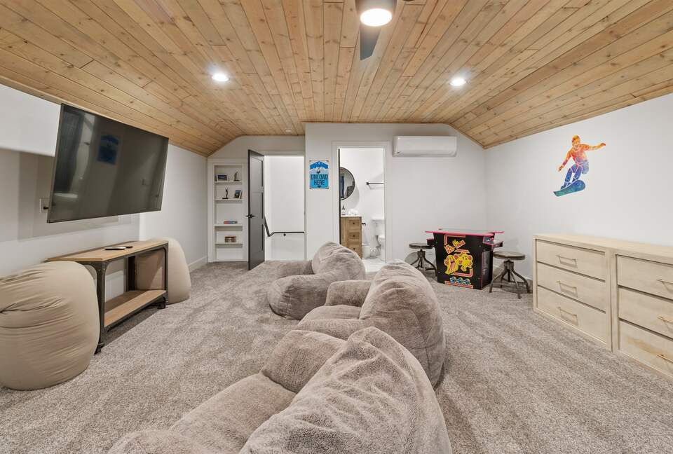 Try to find the hidden closet in thee bunk room