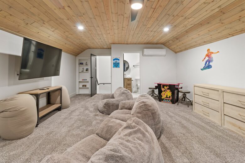 Try to find the hidden closet in thee bunk room