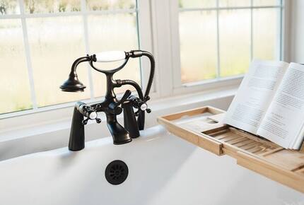 A Quiet Florida Retreat Framed by Trees and Water - Titusville, Florida