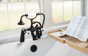 A Quiet Florida Retreat Framed by Trees and Water - Titusville, Florida