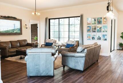 A Quiet Florida Retreat Framed by Trees and Water - Titusville, Florida