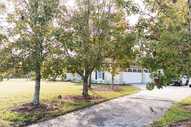 A Quiet Florida Retreat Framed by Trees and Water - Titusville, Florida