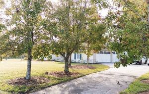A Quiet Florida Retreat Framed by Trees and Water - Titusville, Florida