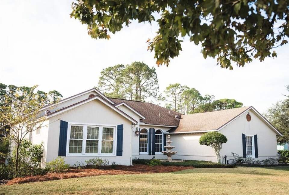 A Quiet Florida Retreat Framed by Trees and Water - Titusville, Florida
