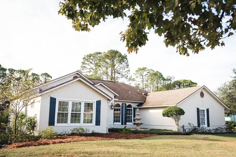 A Quiet Florida Retreat Framed by Trees and Water - Titusville, Florida