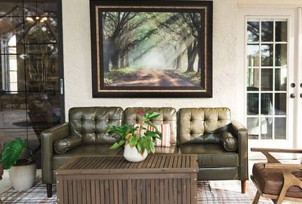 A Quiet Florida Retreat Framed by Trees and Water - Titusville, Florida