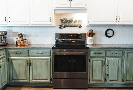 A Quiet Florida Retreat Framed by Trees and Water - Titusville, Florida