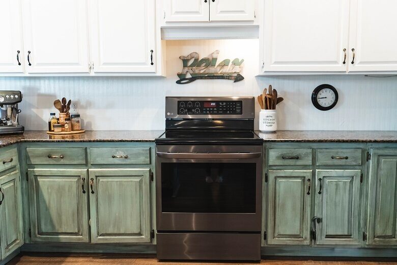 A Quiet Florida Retreat Framed by Trees and Water - Titusville, Florida