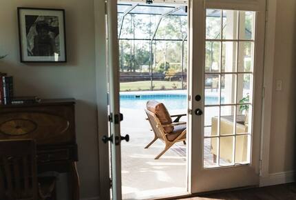A Quiet Florida Retreat Framed by Trees and Water - Titusville, Florida