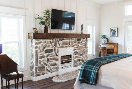A Quiet Florida Retreat Framed by Trees and Water - Titusville, Florida