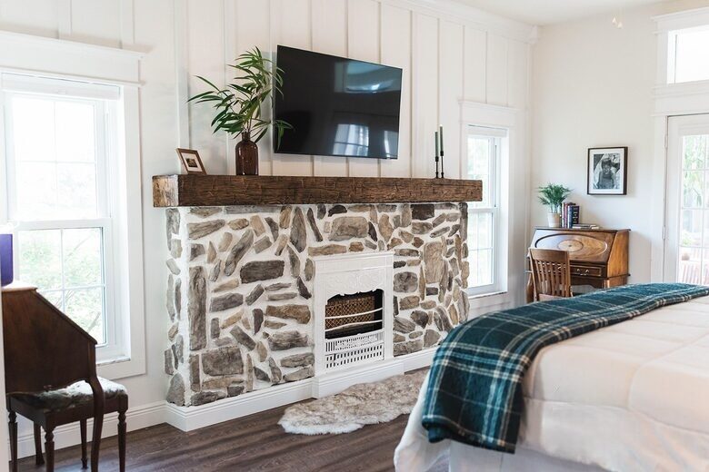 A Quiet Florida Retreat Framed by Trees and Water - Titusville, Florida