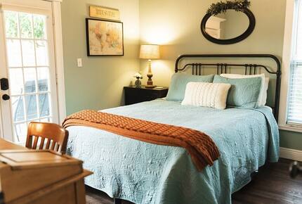 A Quiet Florida Retreat Framed by Trees and Water - Titusville, Florida