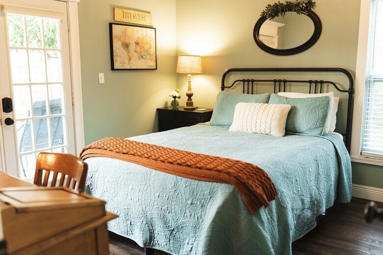 A Quiet Florida Retreat Framed by Trees and Water - Titusville, Florida