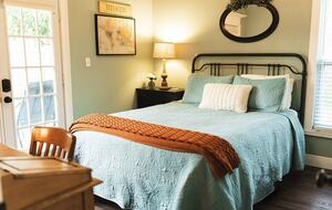 A Quiet Florida Retreat Framed by Trees and Water - Titusville, Florida