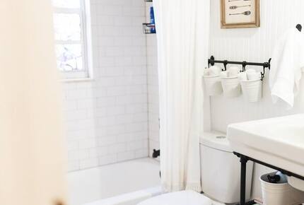 A Quiet Florida Retreat Framed by Trees and Water - Titusville, Florida