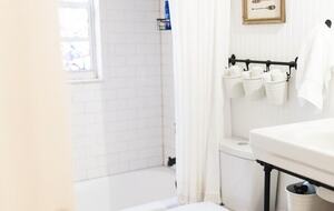 A Quiet Florida Retreat Framed by Trees and Water - Titusville, Florida