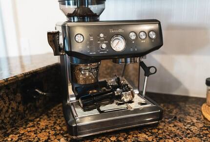 A Quiet Florida Retreat Framed by Trees and Water - Titusville, Florida