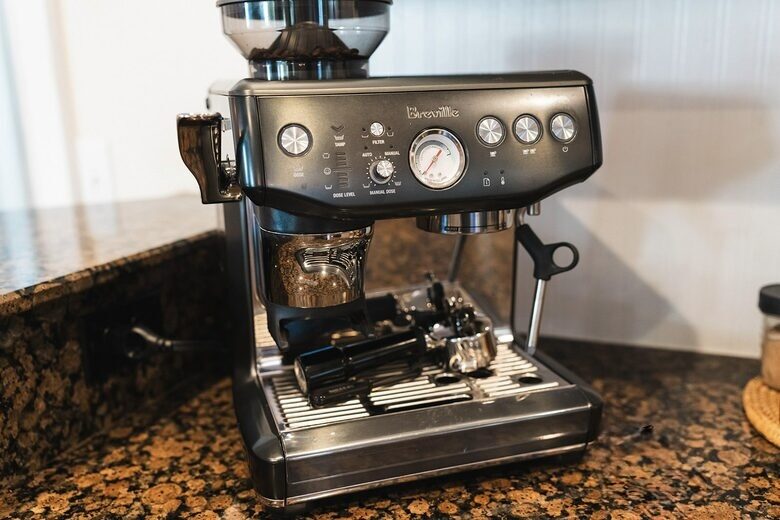 A Quiet Florida Retreat Framed by Trees and Water - Titusville, Florida