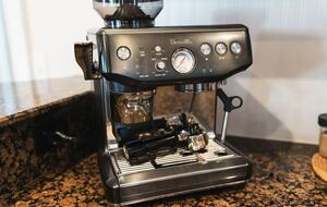 A Quiet Florida Retreat Framed by Trees and Water - Titusville, Florida