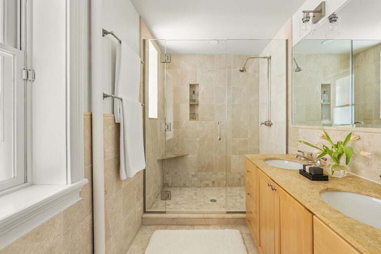 en suite bathroom in king bedroom