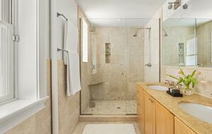 en suite bathroom in king bedroom