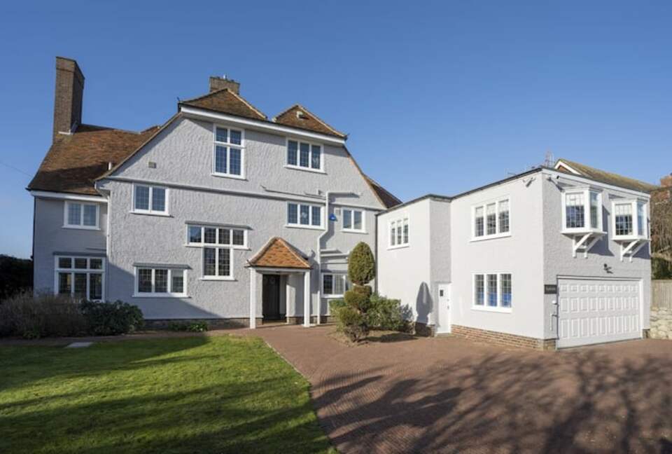 Grand Coastal Family Estate with Golf Course Outlook - Frinton-on-Sea, United Kingdom