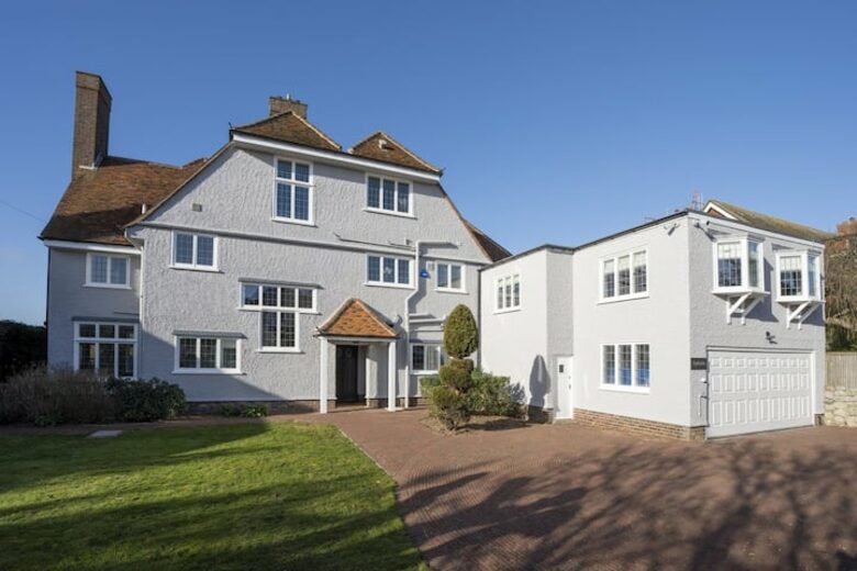 Grand Coastal Family Estate with Golf Course Outlook - Frinton-on-Sea, United Kingdom