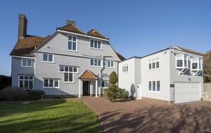Grand Coastal Family Estate with Golf Course Outlook - Frinton-on-Sea, United Kingdom