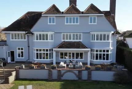 Grand Coastal Family Estate with Golf Course Outlook - Frinton-on-Sea, United Kingdom