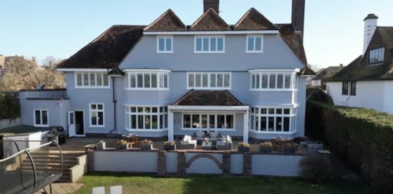 Grand Coastal Family Estate with Golf Course Outlook - Frinton-on-Sea, United Kingdom