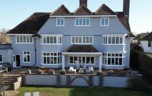 Grand Coastal Family Estate with Golf Course Outlook - Frinton-on-Sea, United Kingdom