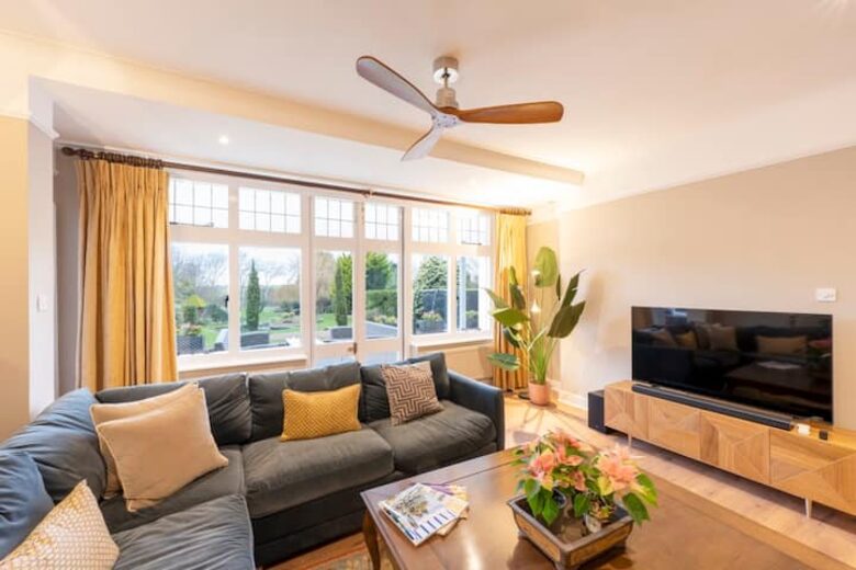 Grand Coastal Family Estate with Golf Course Outlook - Frinton-on-Sea, United Kingdom