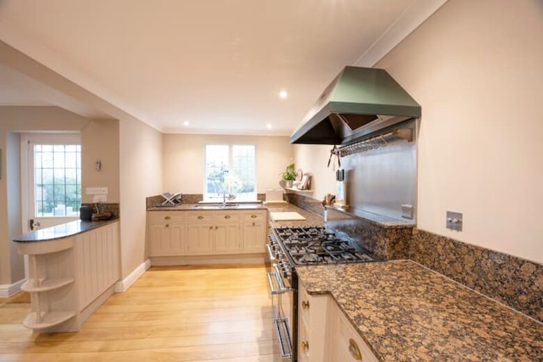Grand Coastal Family Estate with Golf Course Outlook - Frinton-on-Sea, United Kingdom