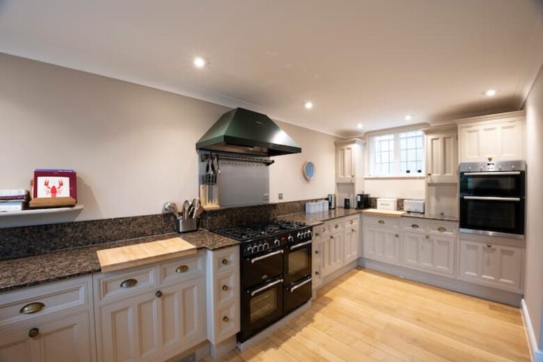 Grand Coastal Family Estate with Golf Course Outlook - Frinton-on-Sea, United Kingdom