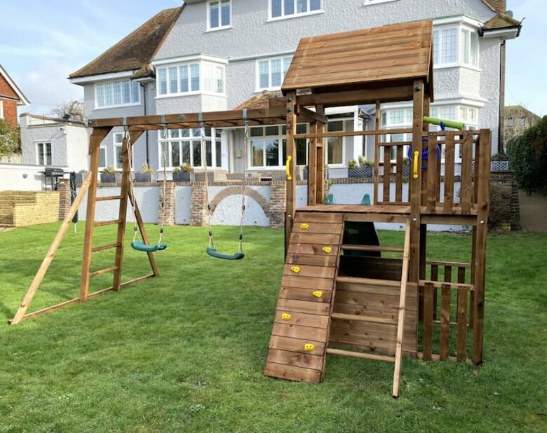 Grand Coastal Family Estate with Golf Course Outlook - Frinton-on-Sea, United Kingdom