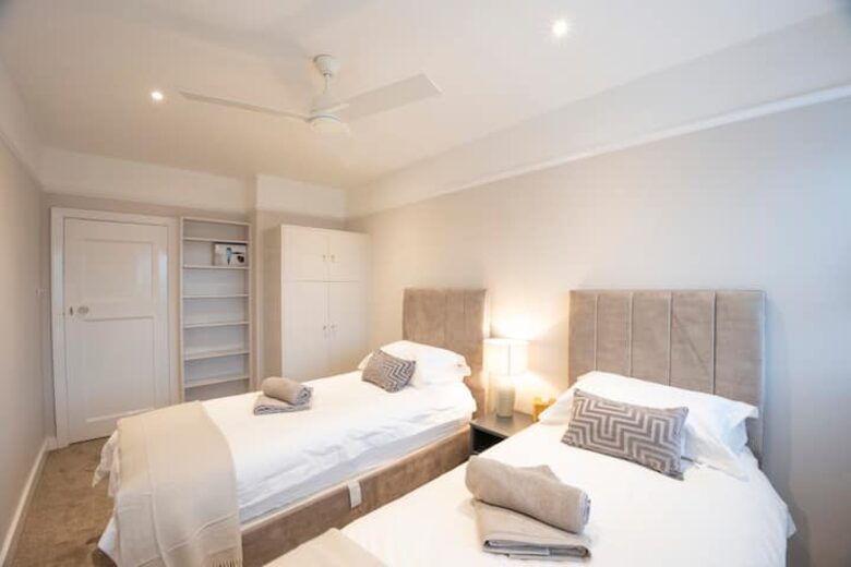 Grand Coastal Family Estate with Golf Course Outlook - Frinton-on-Sea, United Kingdom