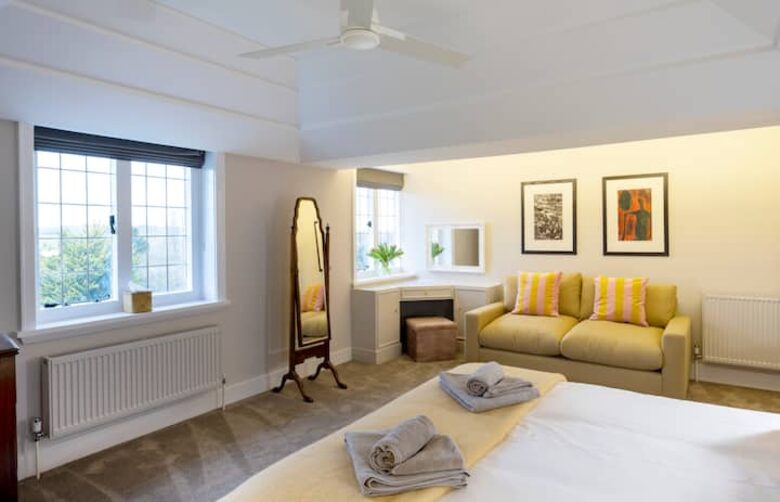 Grand Coastal Family Estate with Golf Course Outlook - Frinton-on-Sea, United Kingdom