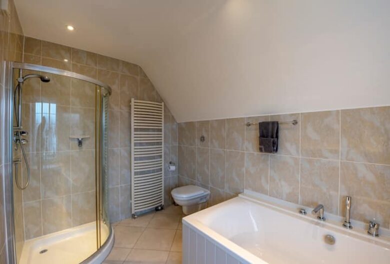 Grand Coastal Family Estate with Golf Course Outlook - Frinton-on-Sea, United Kingdom