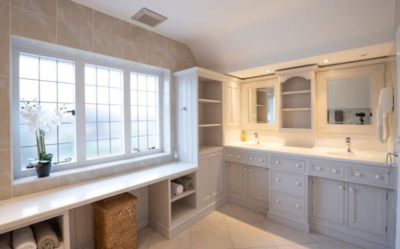 Grand Coastal Family Estate with Golf Course Outlook - Frinton-on-Sea, United Kingdom