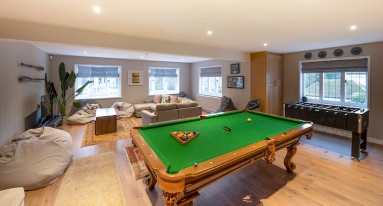 Grand Coastal Family Estate with Golf Course Outlook - Frinton-on-Sea, United Kingdom