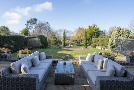 Grand Coastal Family Estate with Golf Course Outlook - Frinton-on-Sea, United Kingdom