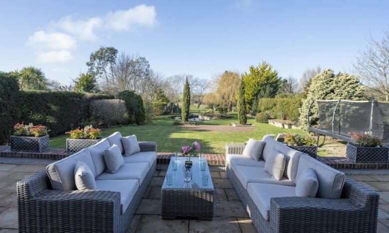 Grand Coastal Family Estate with Golf Course Outlook - Frinton-on-Sea, United Kingdom