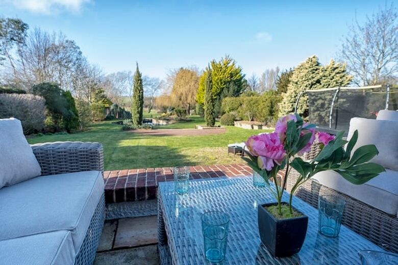 Grand Coastal Family Estate with Golf Course Outlook - Frinton-on-Sea, United Kingdom